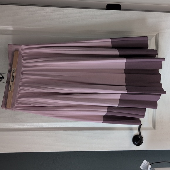 Gorgeous Athleta High-Low Pleated Skirt - Picture 2 of 5